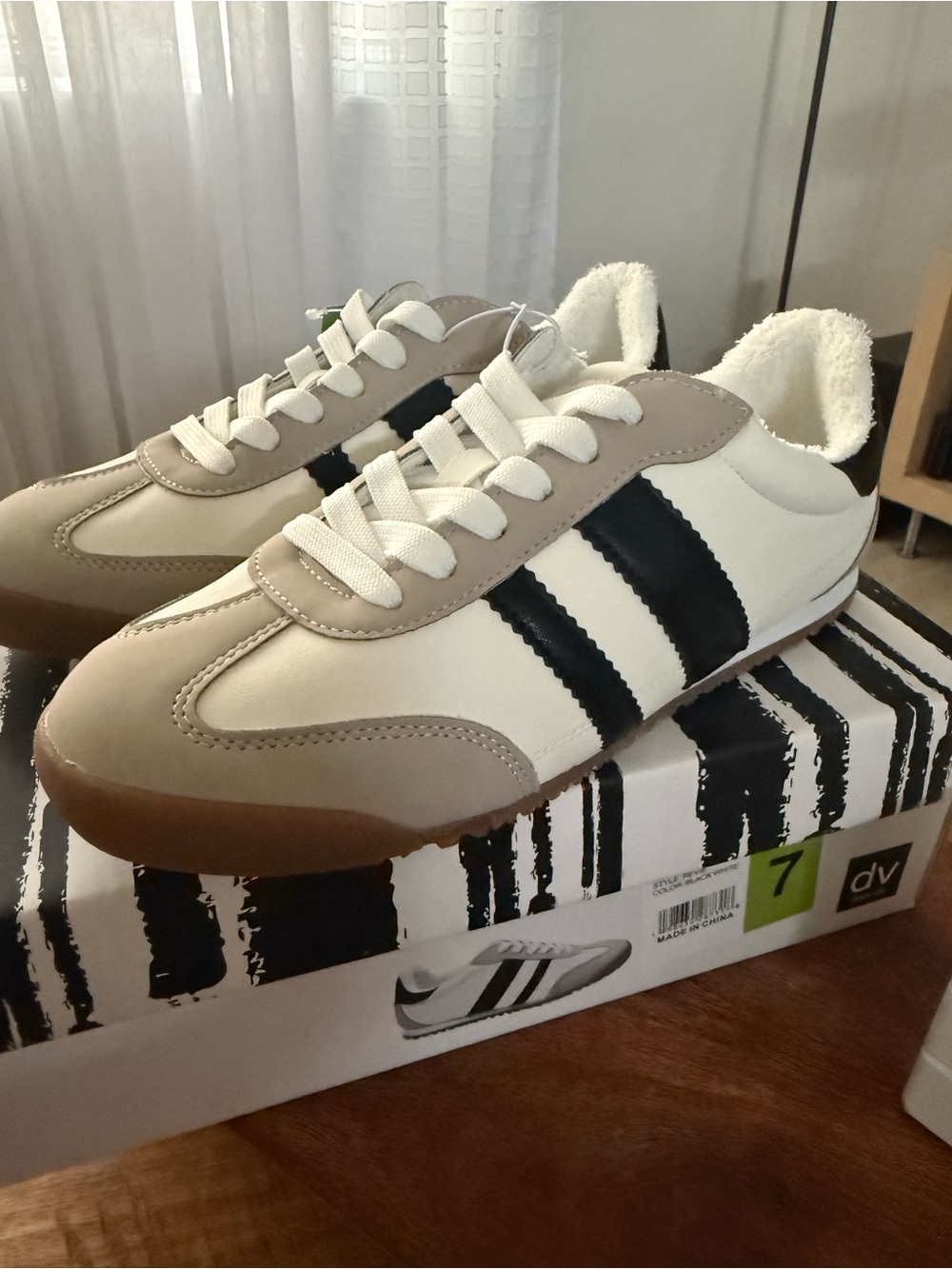 Dolce Vita Women Low-Top Sneakers in White, Beige and Black